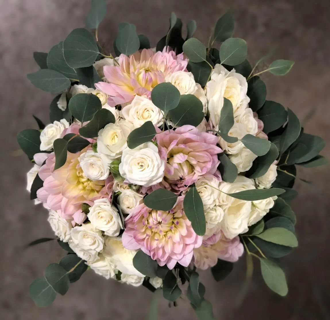 Bouquet LIPPOLIS con dalie rosa, rose bianche ed eucalipto — vista dall'alto